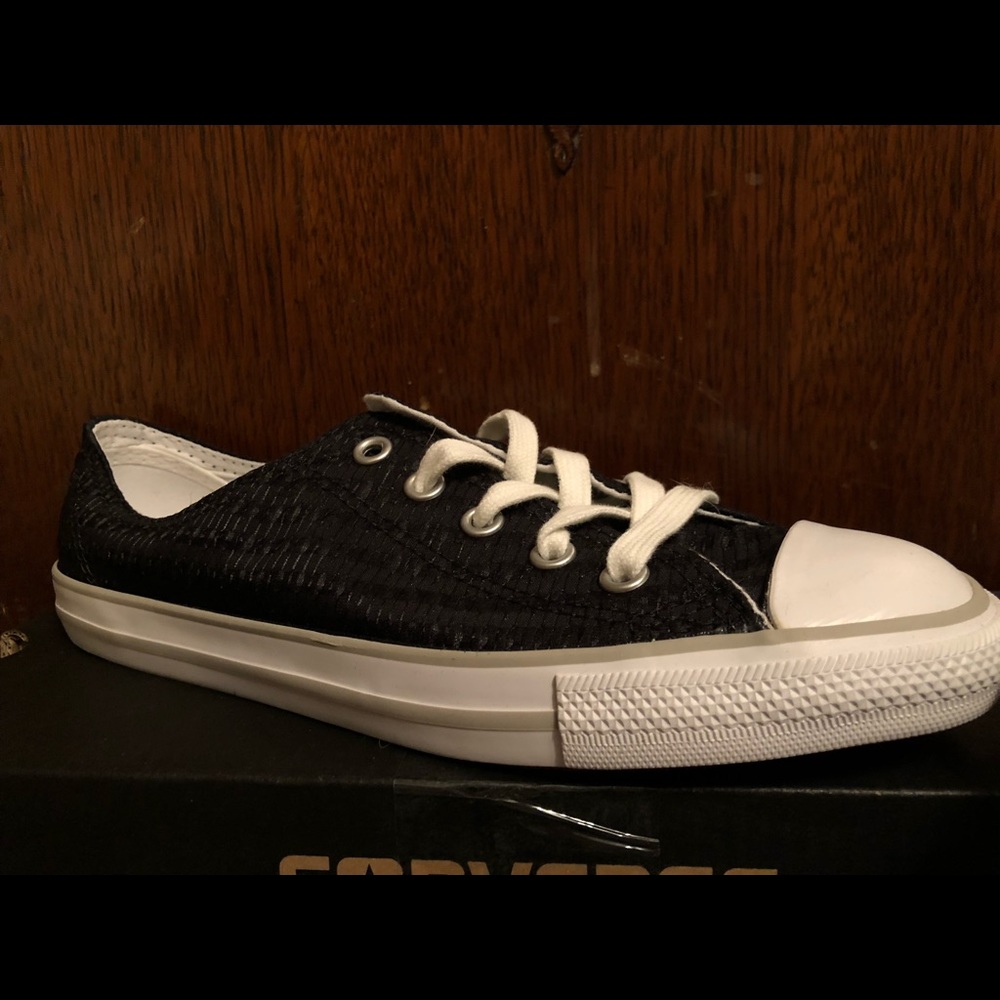 Low top black converse, textured
